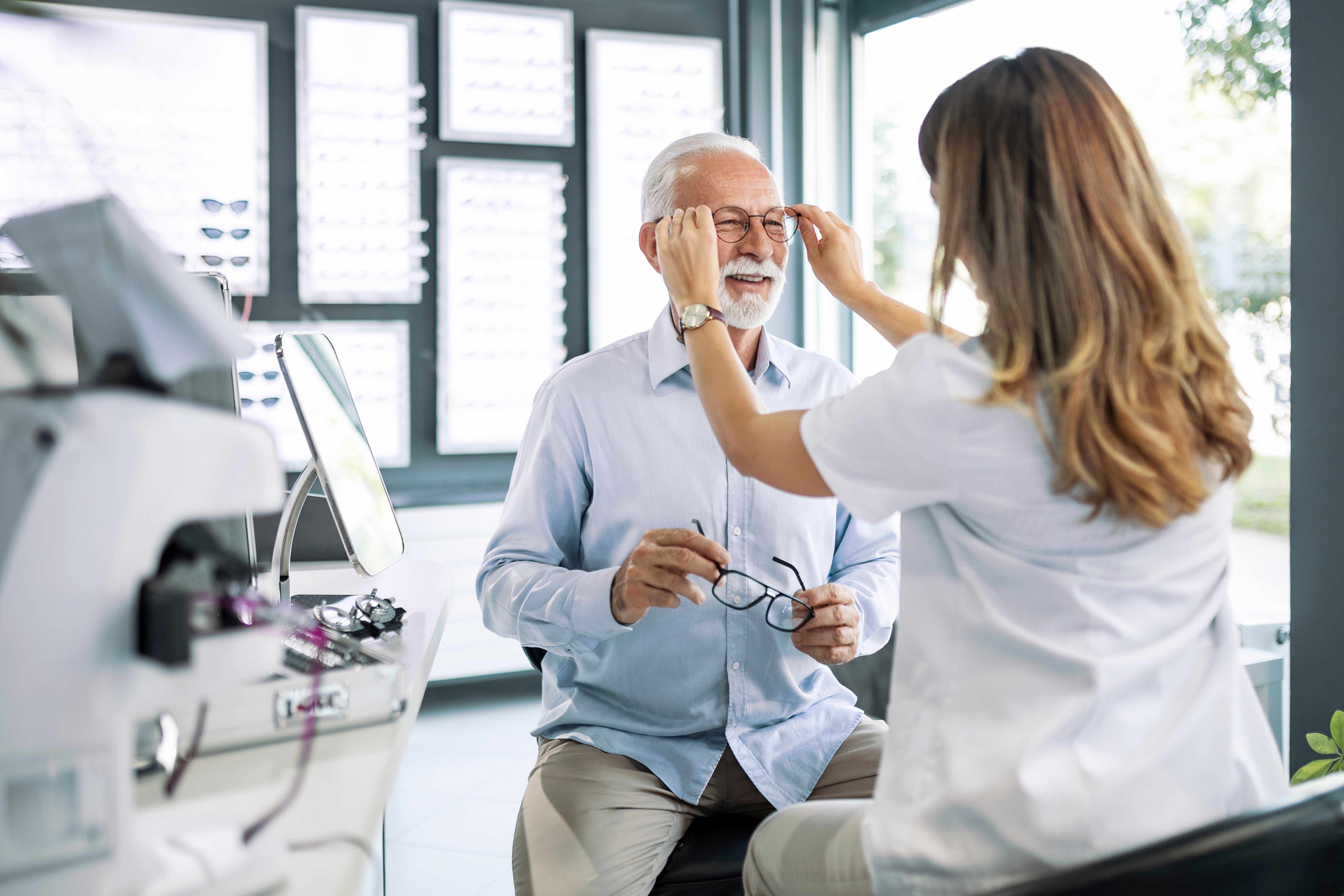 iStock-1406056541_provider_patient_male_pr_senior_routine_vision